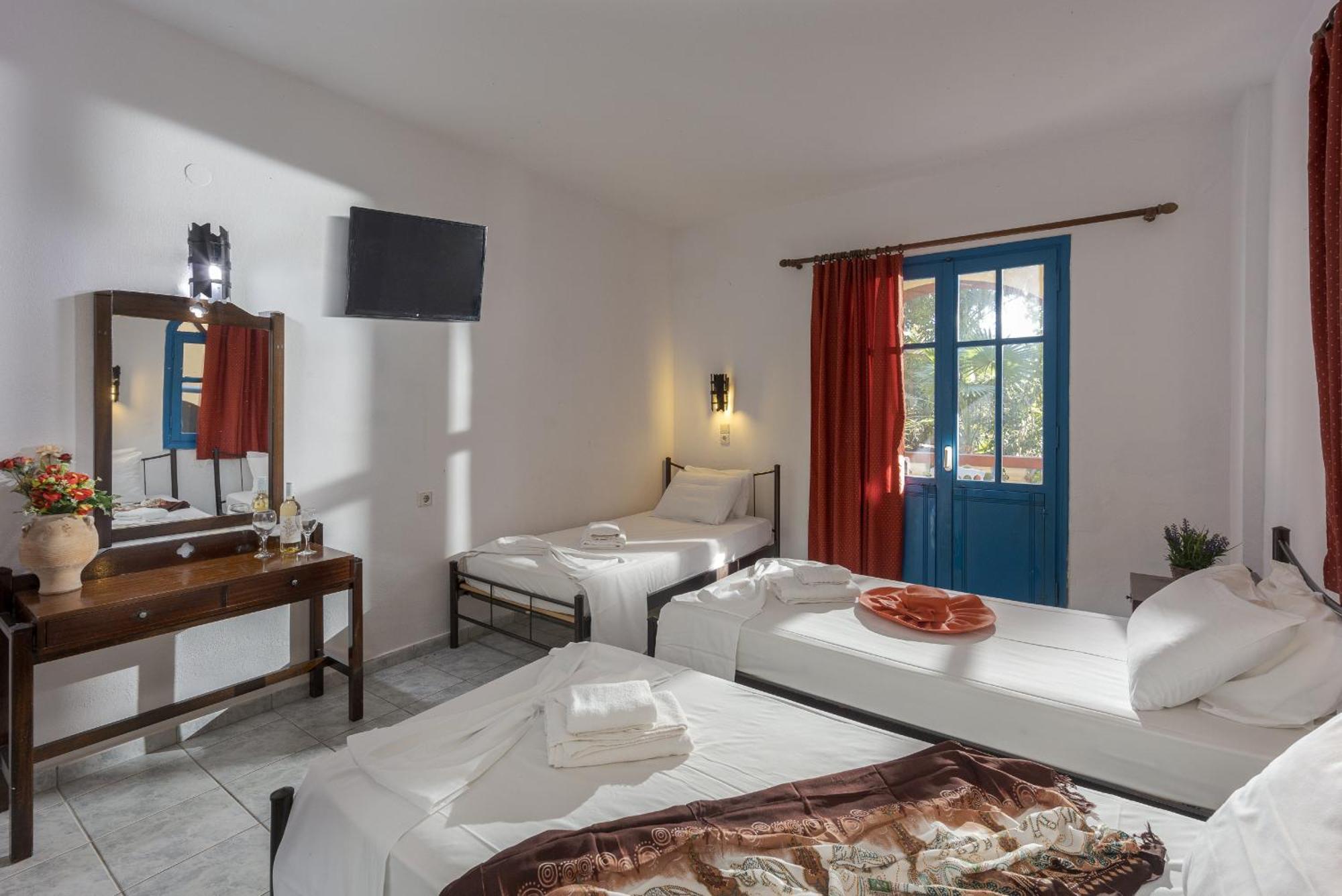 Palm Bay By Estia Hotel Sissi Екстериор снимка